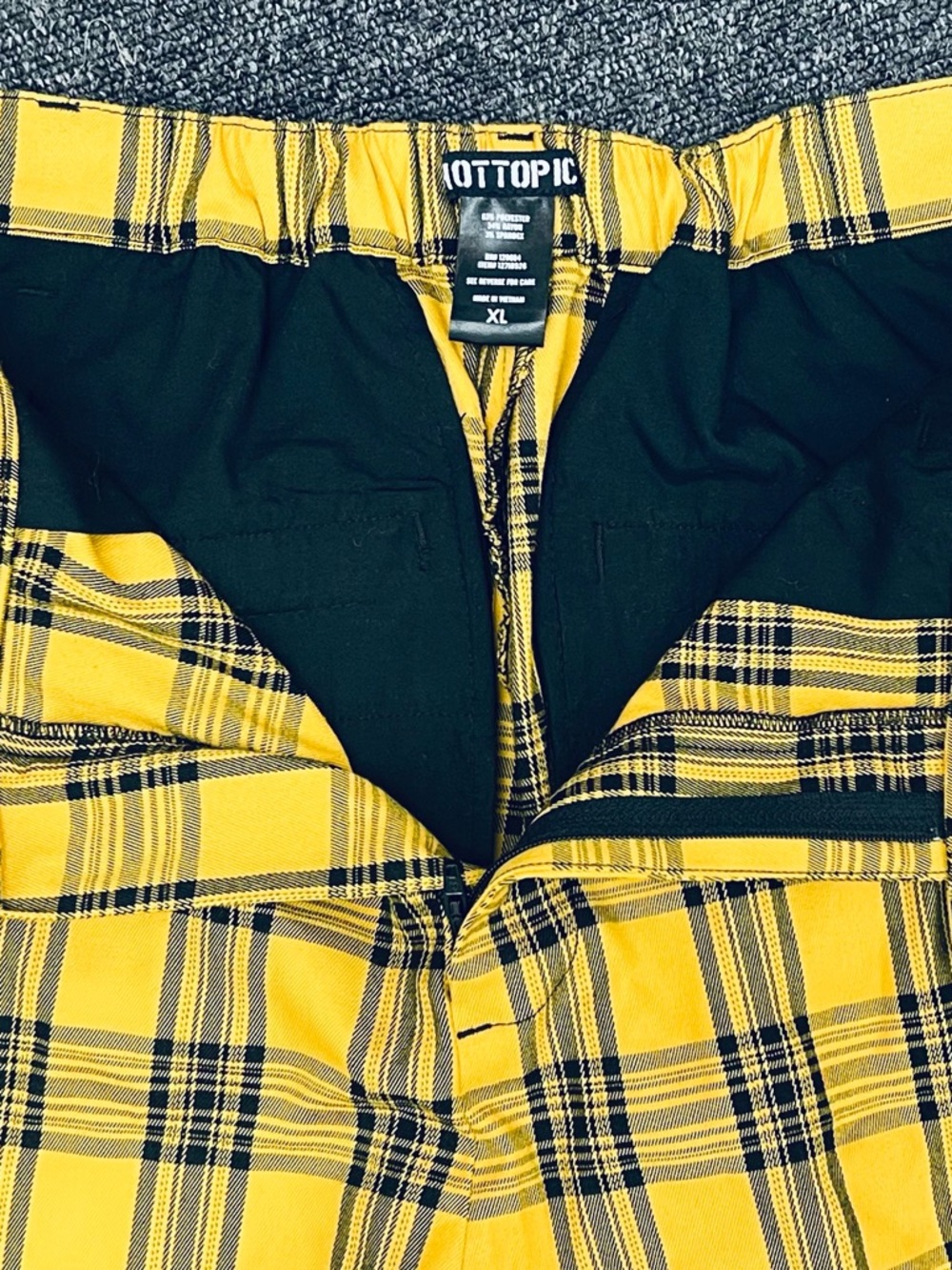 NWT Hot Topic Yellow & Black Plaid Cropped Pants- size XL - Picture 3 of 4